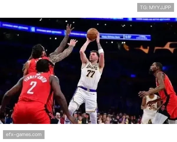 阿门·汤普森无球跑位拉开空间助队提升外线效率